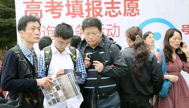 民辦本科vs公辦?？?高考分數(shù)過本科線后的十字路口抉擇