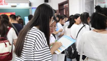 學(xué)校解碼招生計(jì)劃，高校招辦現(xiàn)場(chǎng)指導(dǎo)——大連市第三十六中學(xué)舉辦高校招生咨詢大會(huì)